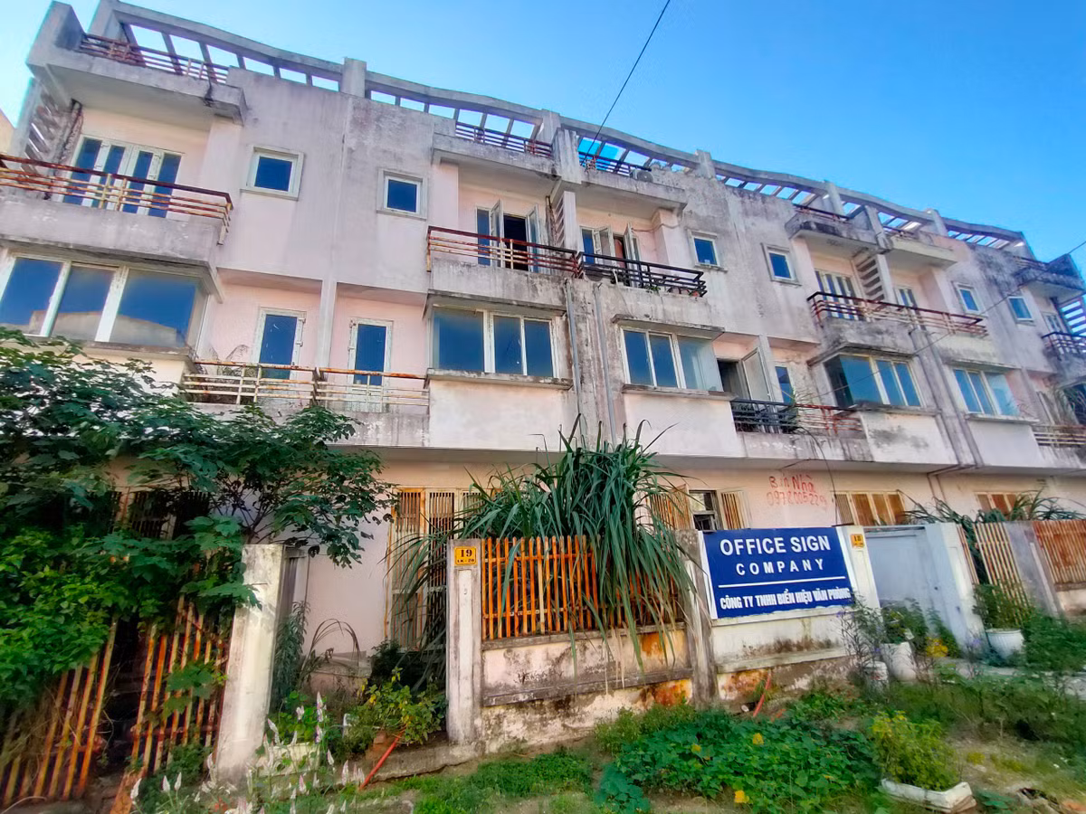 Sập sệ, xuống cấp của các khu liền kề không bóng người trong KĐTM Vân Canh. 