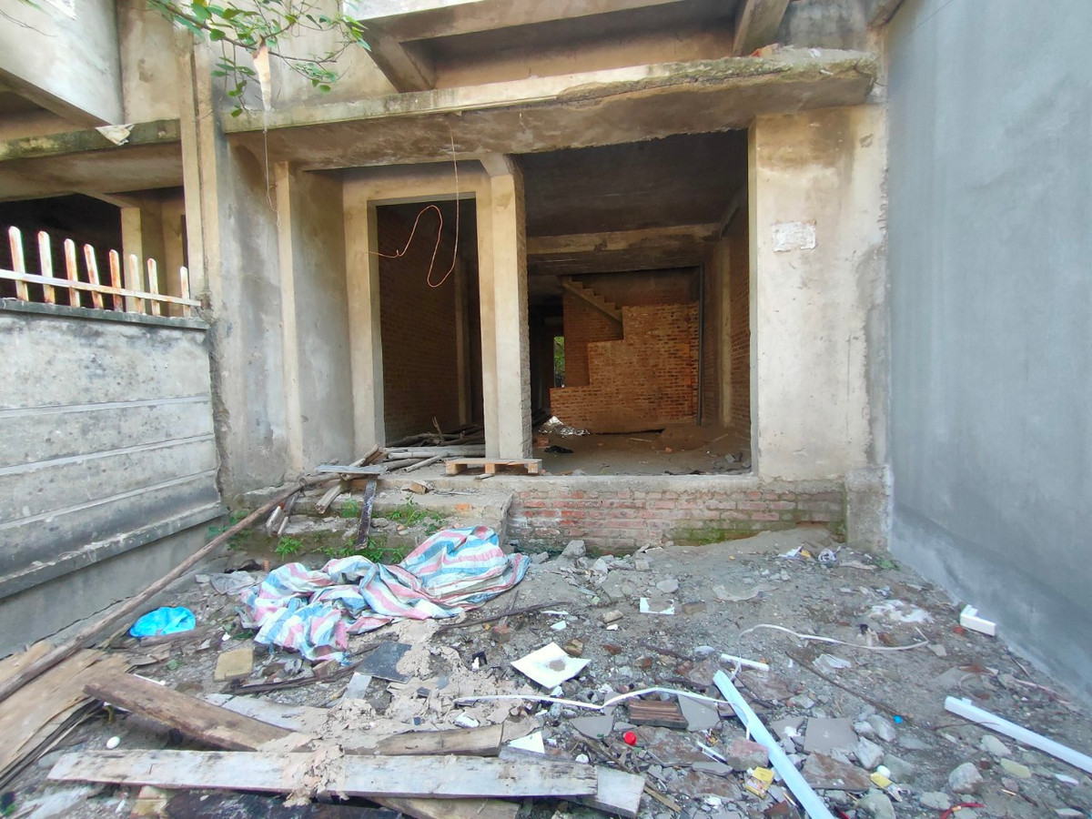 Rác thải, vật liệu xây dựng vẫn bừa bãi tại các nhà liền kề bỏ hoang.