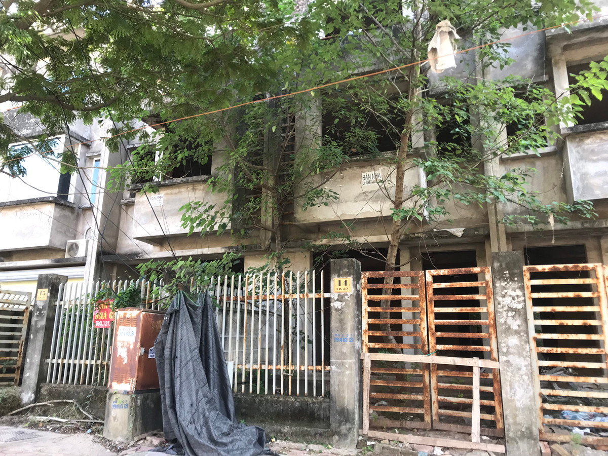 Cánh cửa sắt hoen rỉ, hỏng học của các khu nhà liền kề.