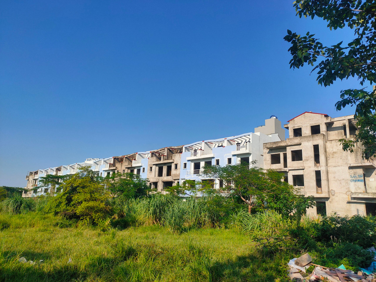 Từng dãy, la liệt nhà liền kề bỏ hoang, vắng lạnh tại KĐTM Vân Canh.