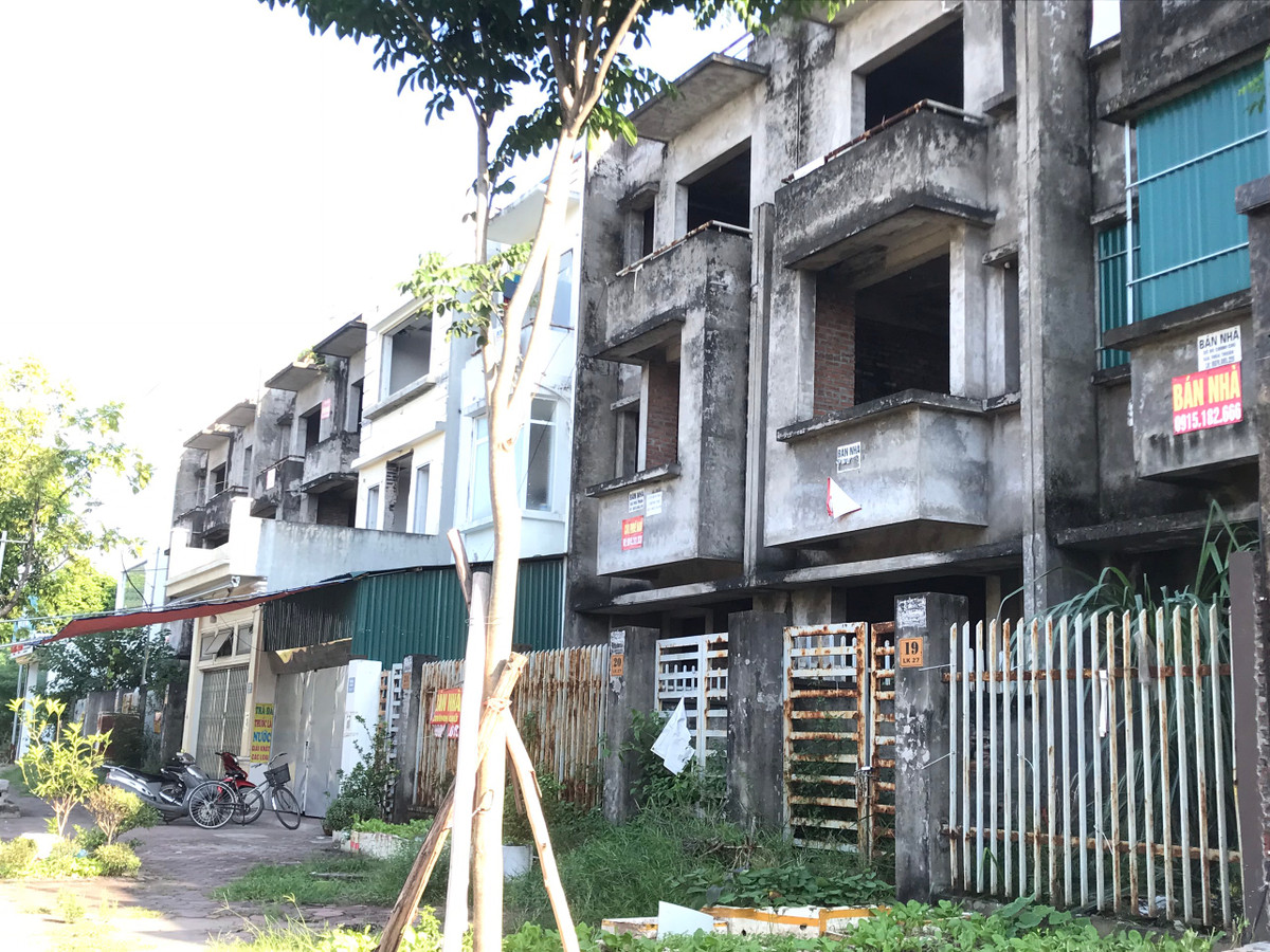Những dãy nhà liền kề trong KĐTM Vân Canh của HUD với nhiều căn bỏ hoang, một số ít được hoàn thiện và sử dụng.