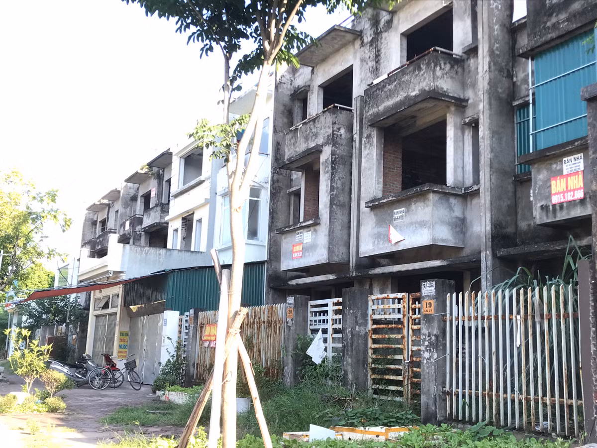 Những dãy nhà liền kề trong KĐTM Vân Canh của HUD với nhiều căn bỏ hoang, một số ít được hoàn thiện và sử dụng.