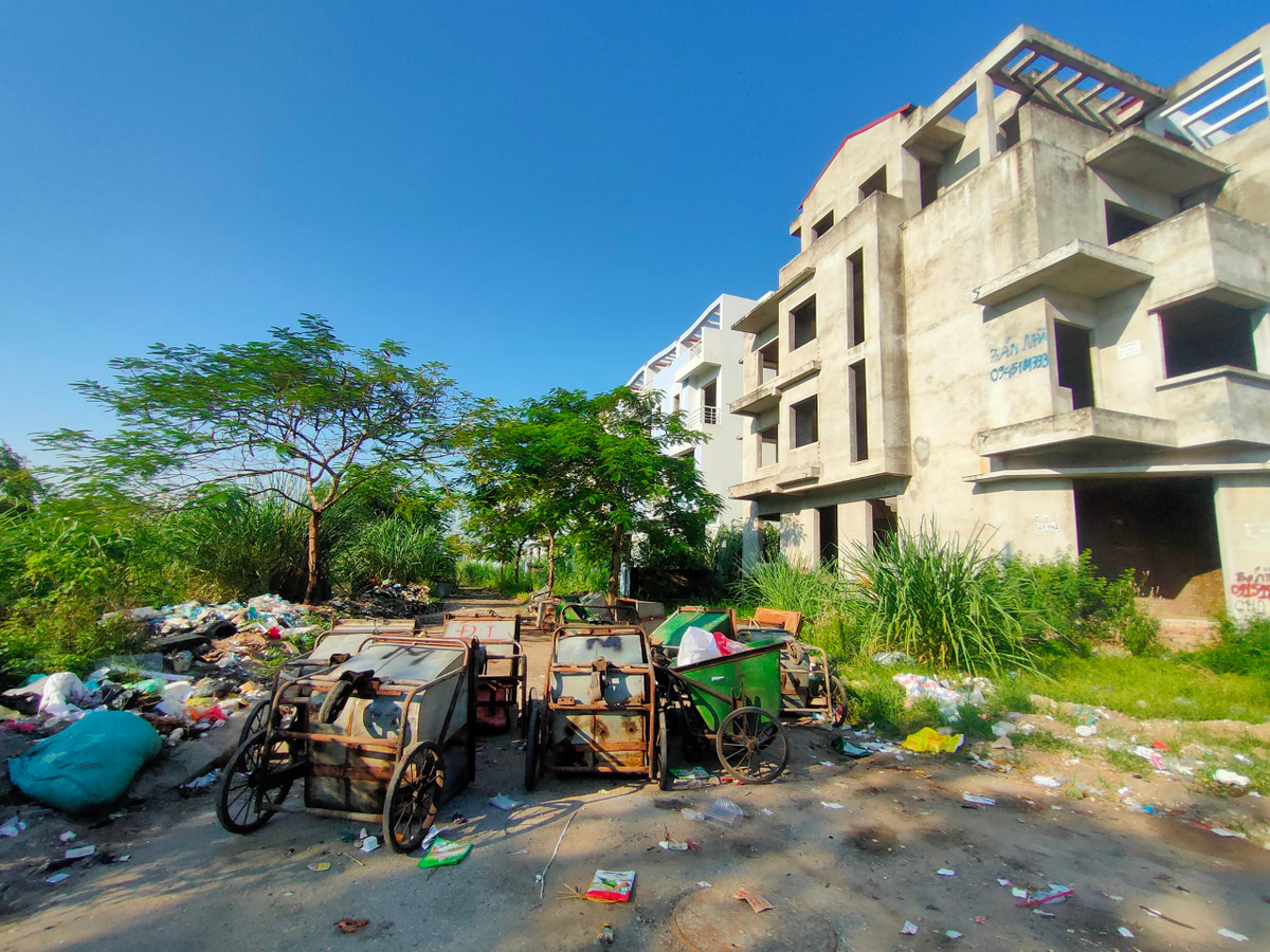 Khu đô thị mới Vân Canh. Tại KĐTM Vân Canh do Tổng công ty Đầu tư phát triển nhà và đô thị (HUD) làm chủ đầu tư cũng xuất hiện nhiều dãy nhà liền kề bỏ hoang, để rác rưởi bừa bãi, nhếch nhác.