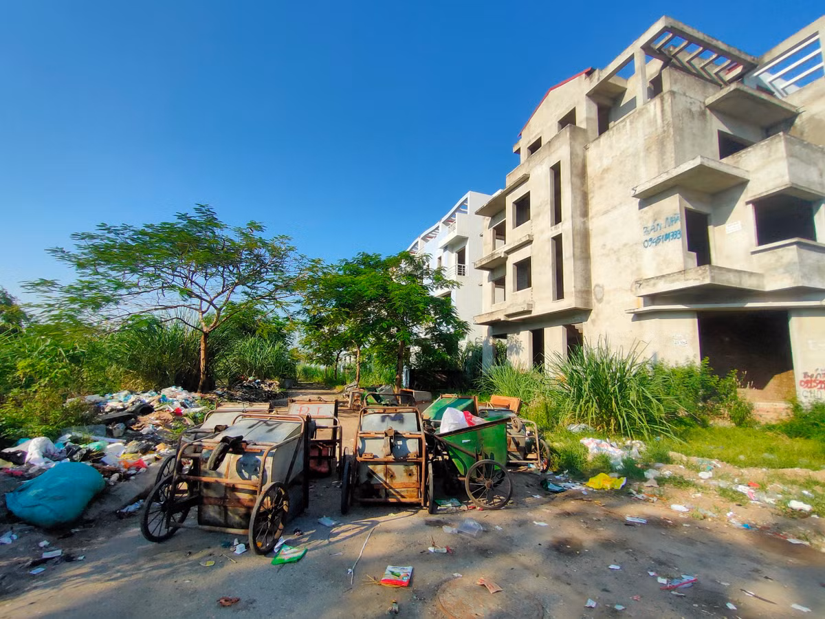 Khu đô thị mới Vân Canh. Tại KĐTM Vân Canh do Tổng công ty Đầu tư phát triển nhà và đô thị (HUD) làm chủ đầu tư cũng xuất hiện nhiều dãy nhà liền kề bỏ hoang, để rác rưởi bừa bãi, nhếch nhác.