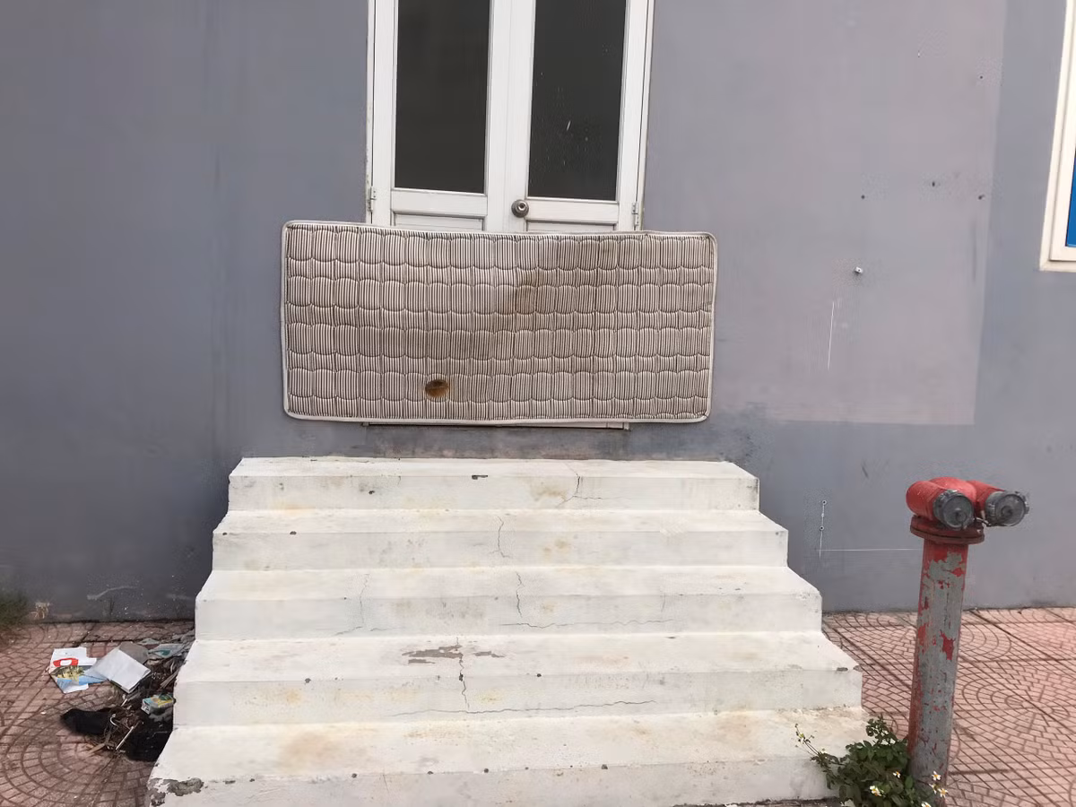 Các lối vào tòa nhà đều được bịt kín.