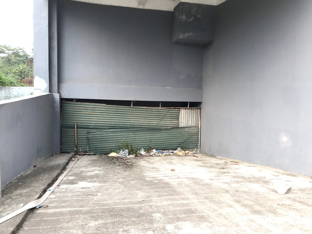 Khu vực xuống hầm tòa nhà được quây tôn kín mít.