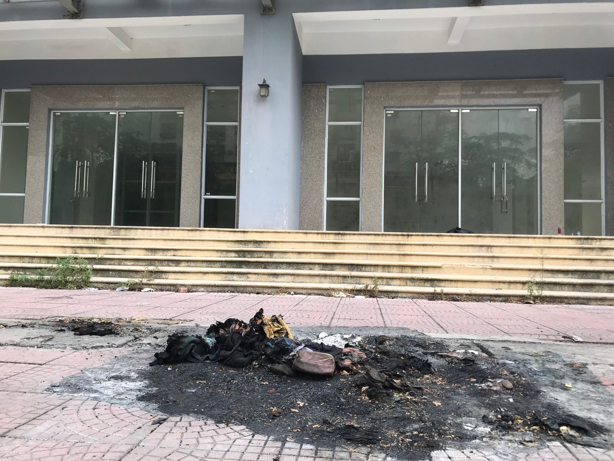 Một đống tro đã được đốt ngay trước cửa tòa nhà tái định cư không có người dọn dẹp.