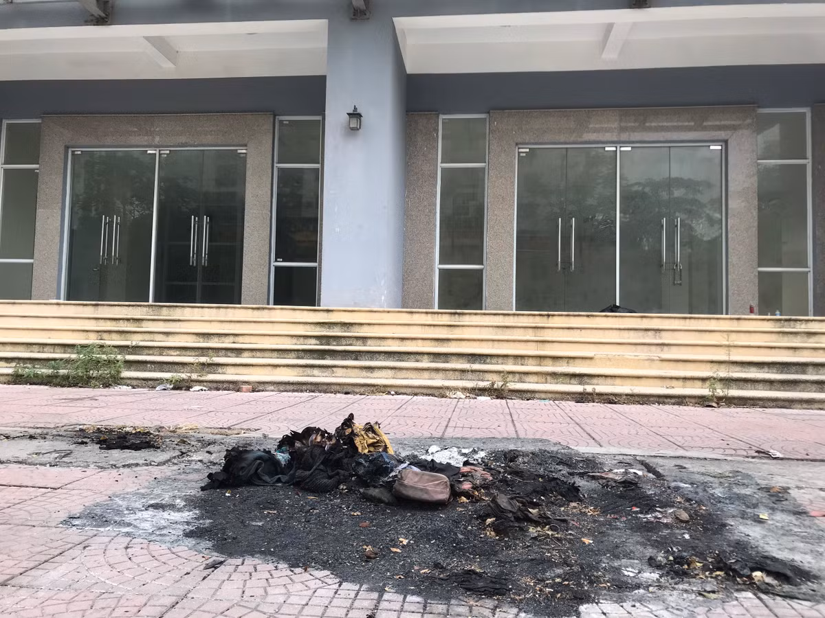 Một đống tro đã được đốt ngay trước cửa tòa nhà tái định cư không có người dọn dẹp.