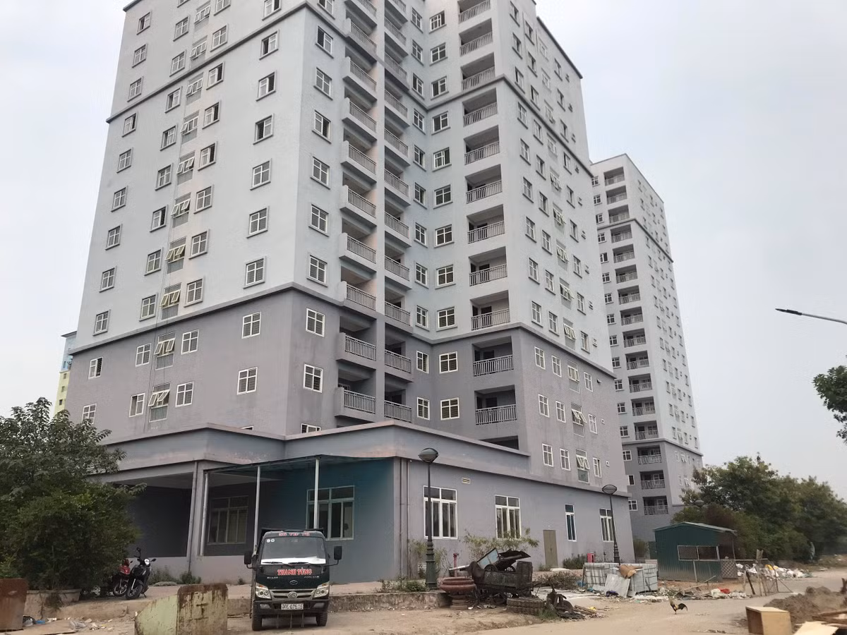 Khung cảnh ngổn ngang, nhếch nhác, xuống cấp, hoang phí của những tòa nhà khiến nhiều người cảm thấy xót xa.