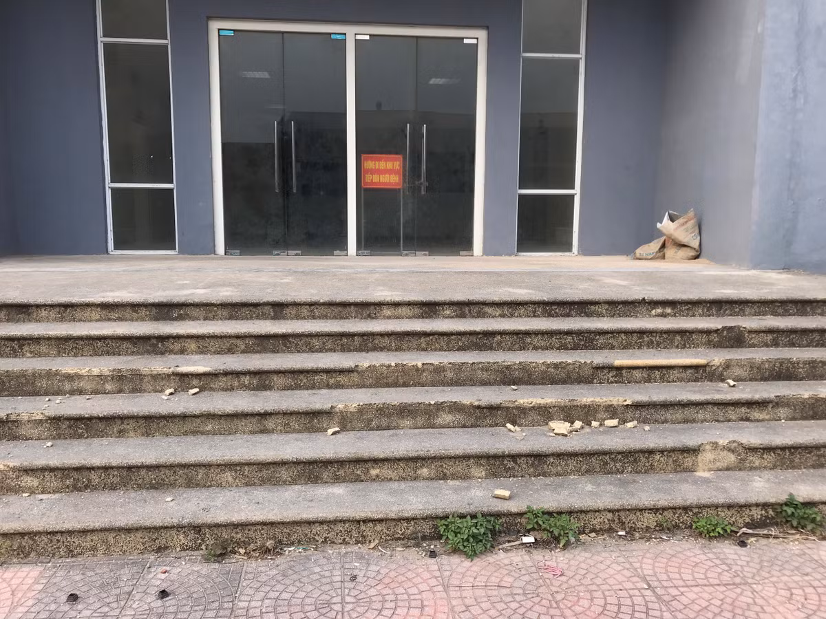 Công trình do không có người ở nên đã bắt đầu xuống cấp.