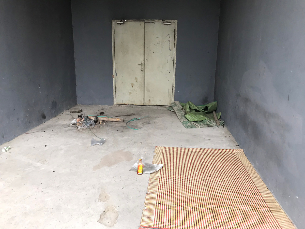 Rác thải vứt bừa bãi xung quanh các tòa nhà.