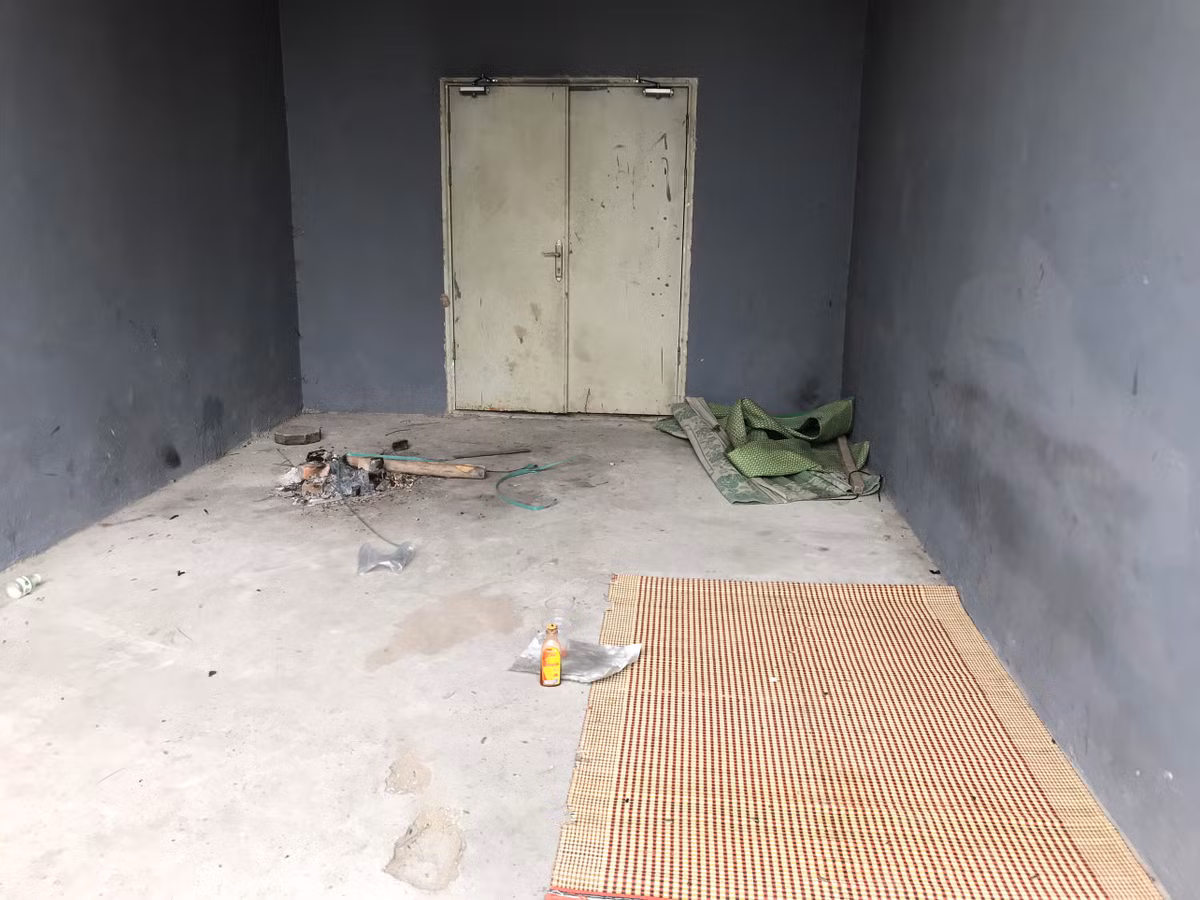 Rác thải vứt bừa bãi xung quanh các tòa nhà.