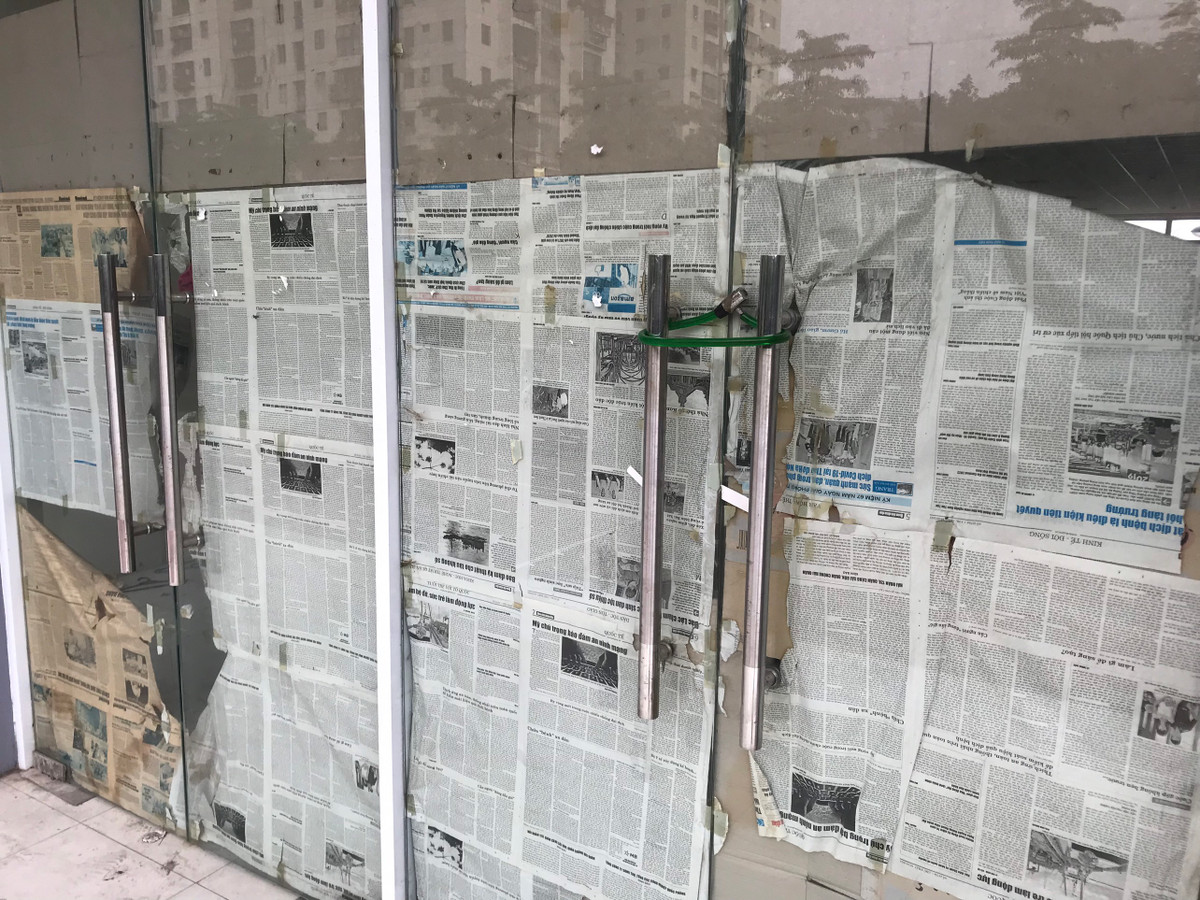 Các cánh cửa vào tòa nhà tái định cư Đền Lừ III đã được khóa chặt.