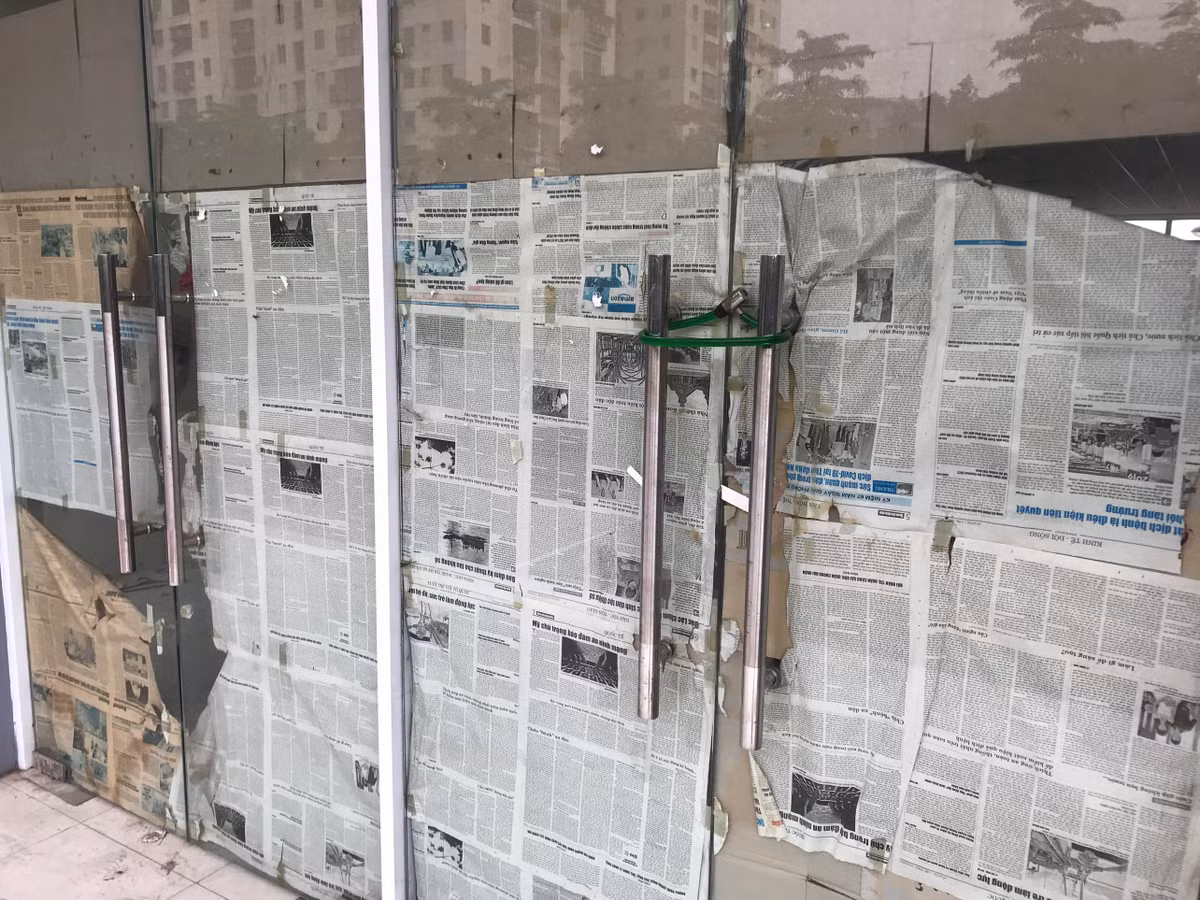 Các cánh cửa vào tòa nhà tái định cư Đền Lừ III đã được khóa chặt.