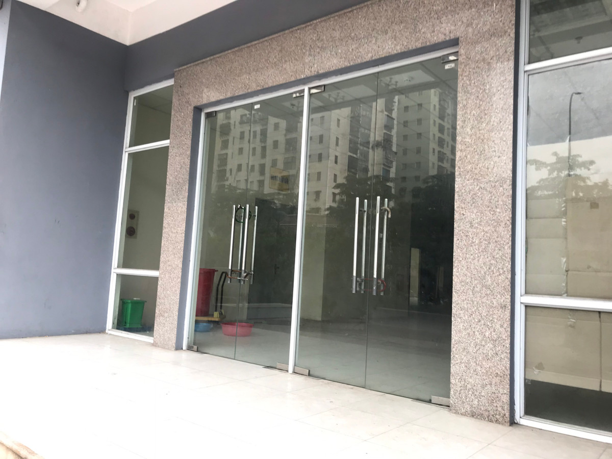 Cảnh hoang lạnh, không có người đến ở tại các tòa nhà.