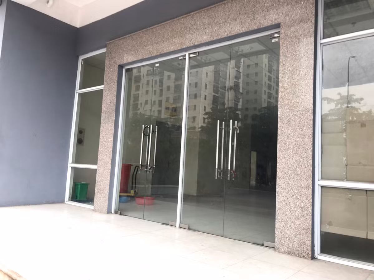 Cảnh hoang lạnh, không có người đến ở tại các tòa nhà.