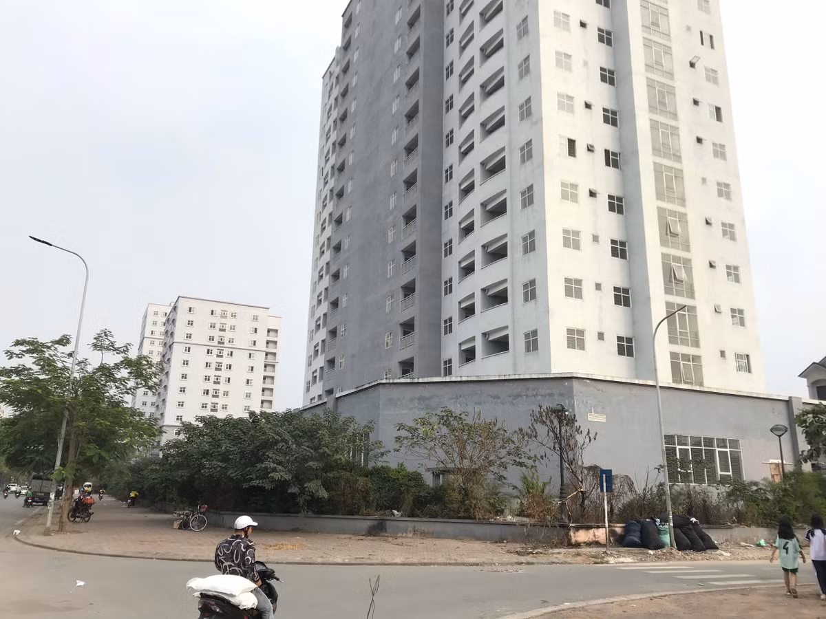 Khu tái định cư Đền Lừ III tọa lạc tại vị trí “đất vàng” ngay mặt đường Tân Mai, giao thông rất thuận tiện, đối diện hồ Đền Lừ với cảnh quan lý tưởng.