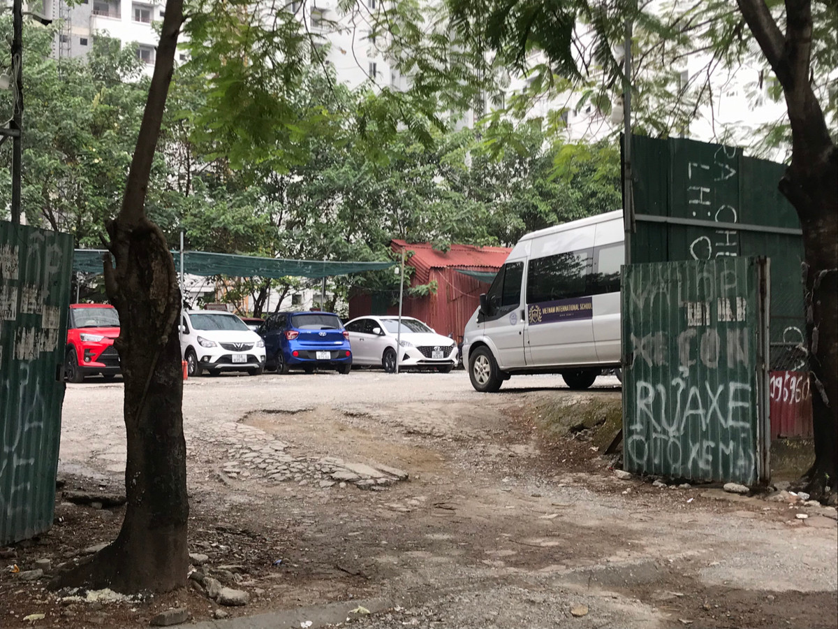 Ngay mặt sau liền kề của Dự án tái định cư N01 - D17 Duy Tân được tận dụng làm bãi đỗ xe.