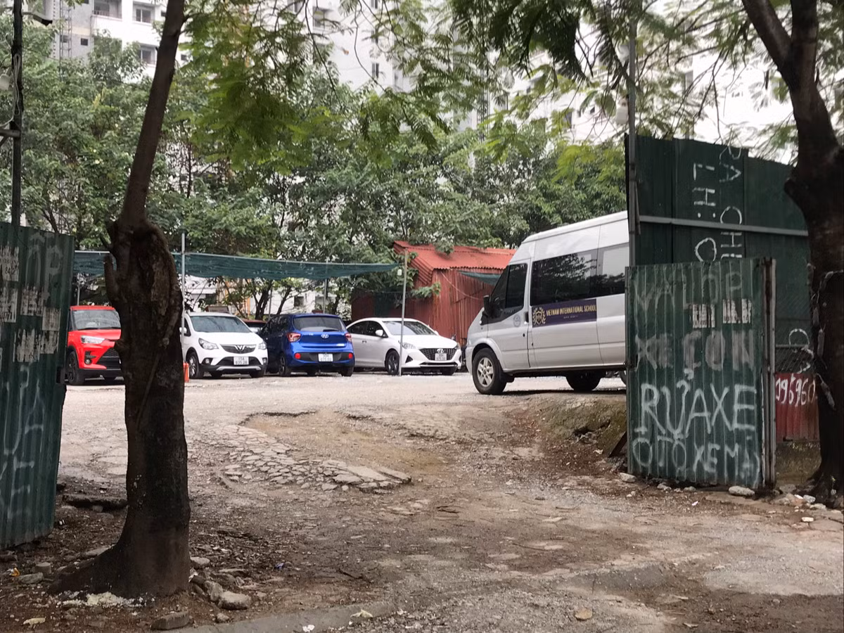 Ngay mặt sau liền kề của Dự án tái định cư N01 - D17 Duy Tân được tận dụng làm bãi đỗ xe.