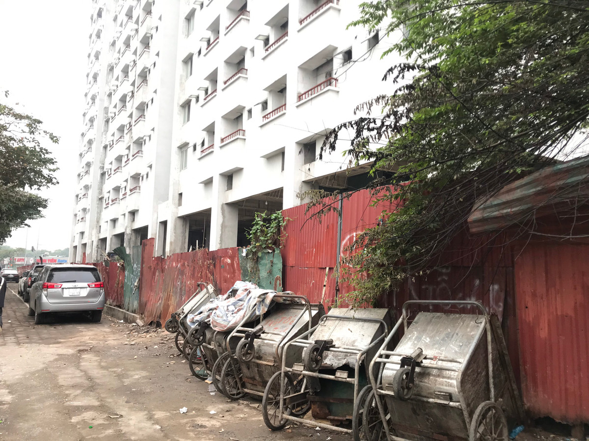 Dù đã được xây dựng hơn 10 năm nhưng tới nay dự án vẫn chưa có người đến ở, được quây tôn kín mít, bên ngoài nhiều xe chở rác vứt lăn lóc, mất vệ sinh.