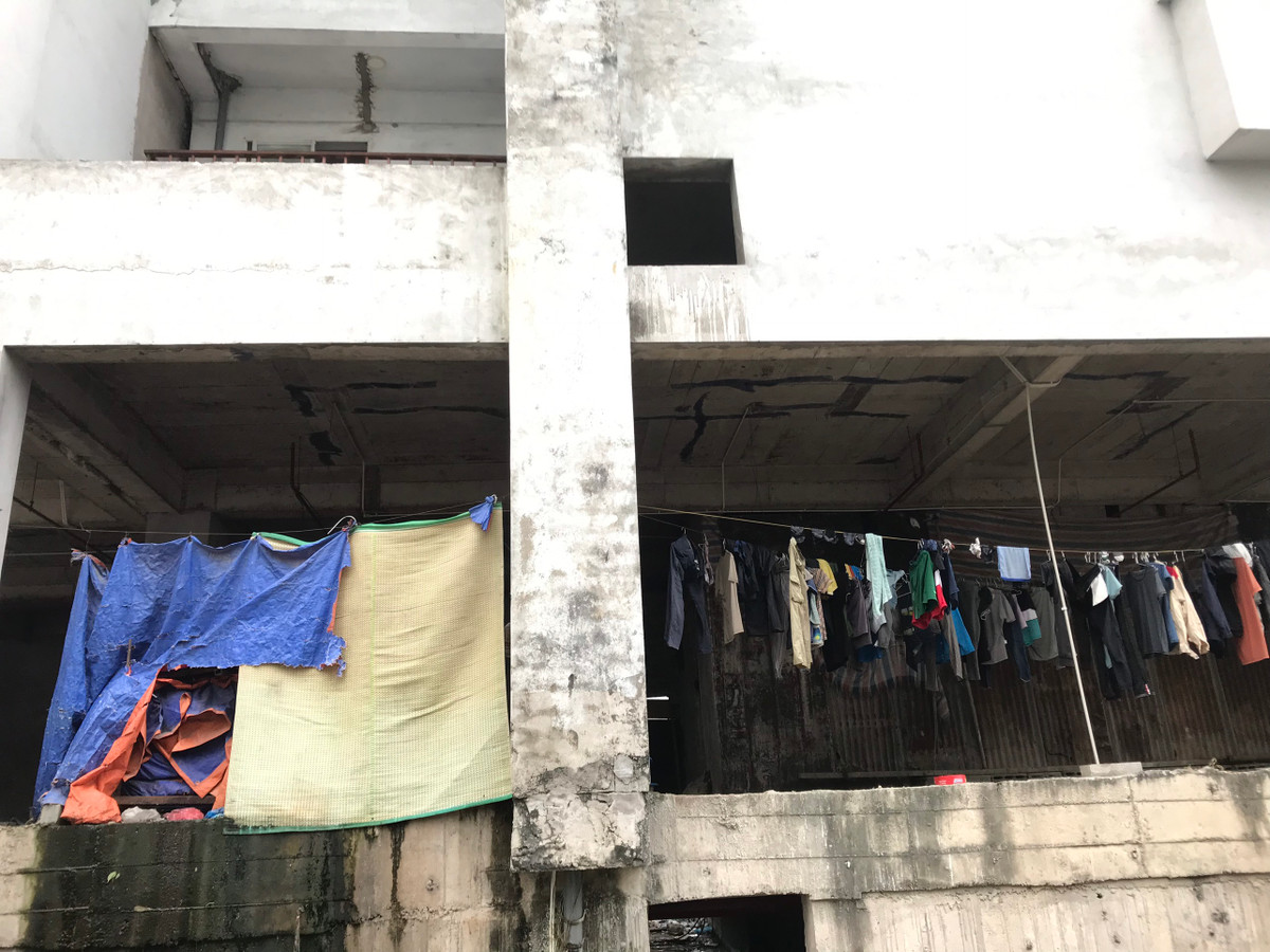 Quần, áo công nhân lao đông vẫn được phơi bên trong Dự án tái định cư.