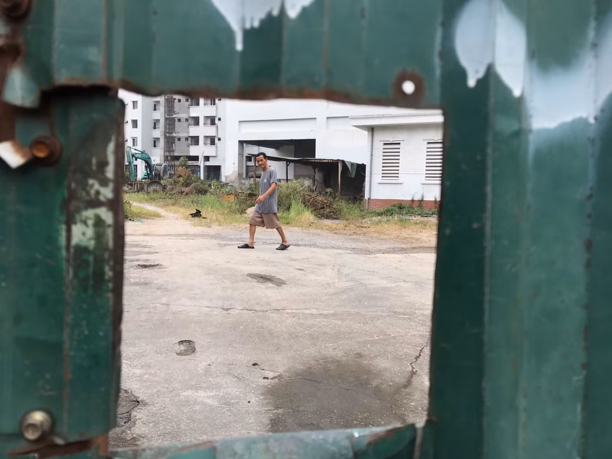 Dù được quây tôn kín mít nhưng bên trong Dự án tái định cư N01 - D17 Duy Tân vẫn có người sinh sống.