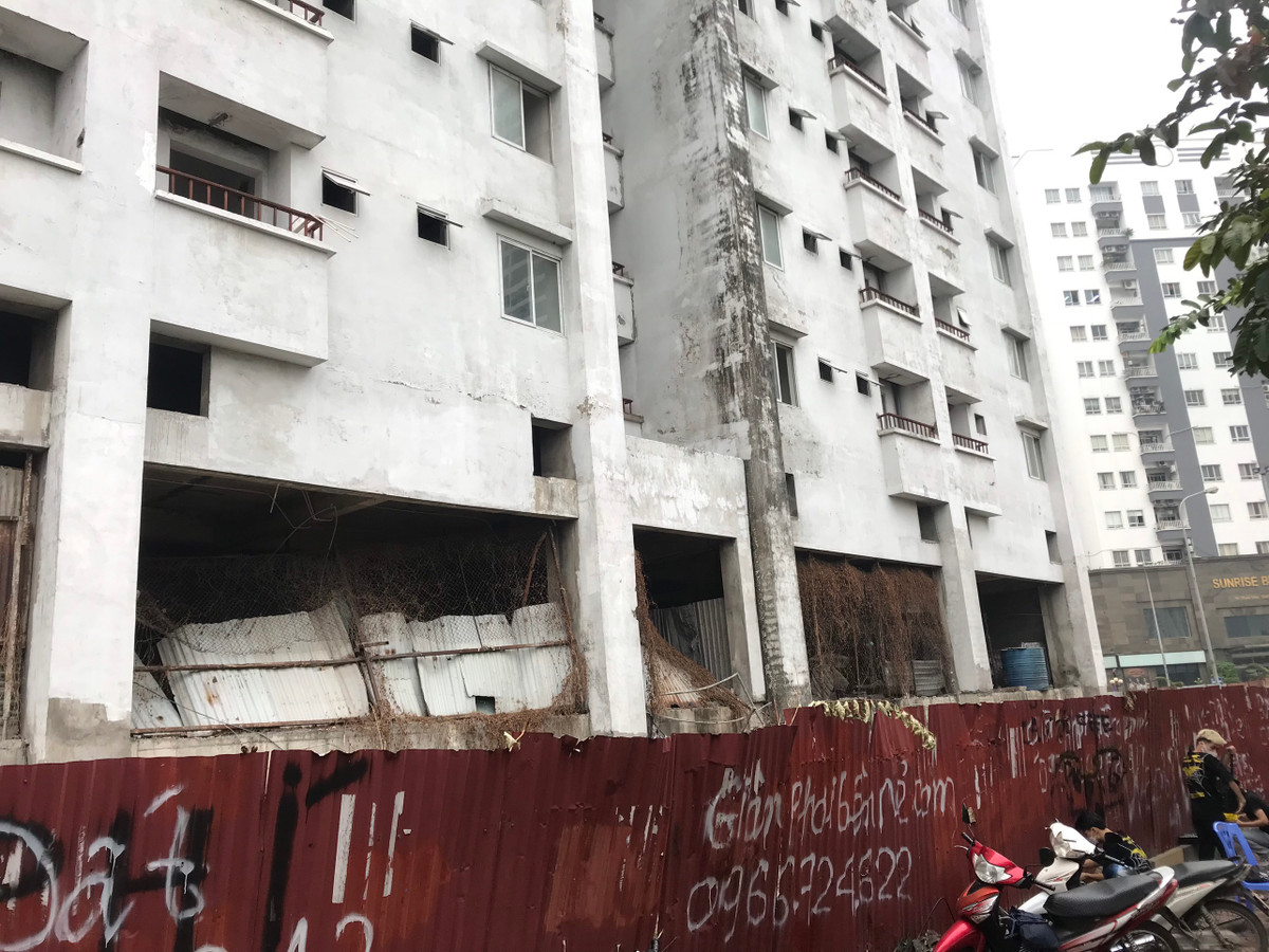 Dự án tái định cư này bị bỏ hoang nhiều năm nay, hàng rào tôn bao quanh xiêu vẹo, phơi nắng, mưa.