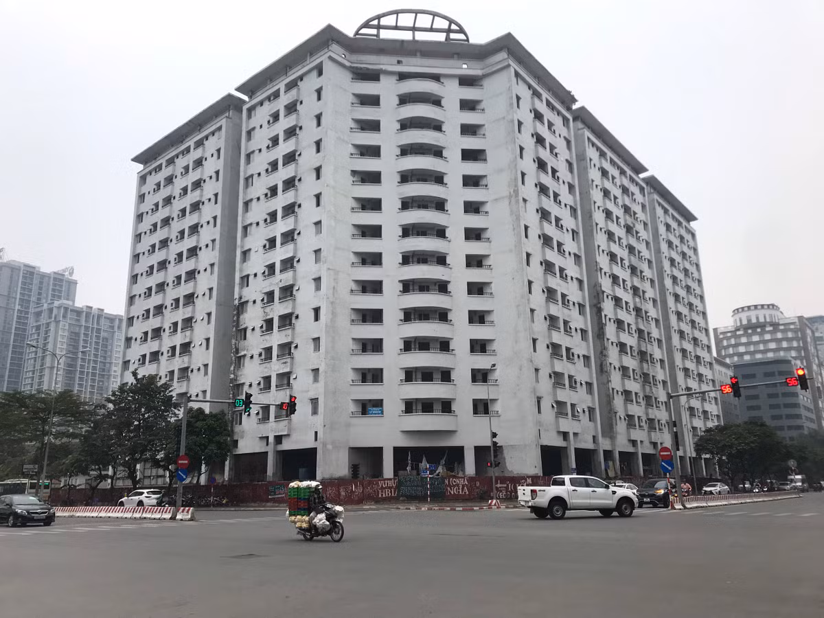 Dự án được khởi công từ năm 2010 đến nay cơ bản xong phần thô nhưng vẫn chưa được hoàn thiện, vắng bỏng người ở.