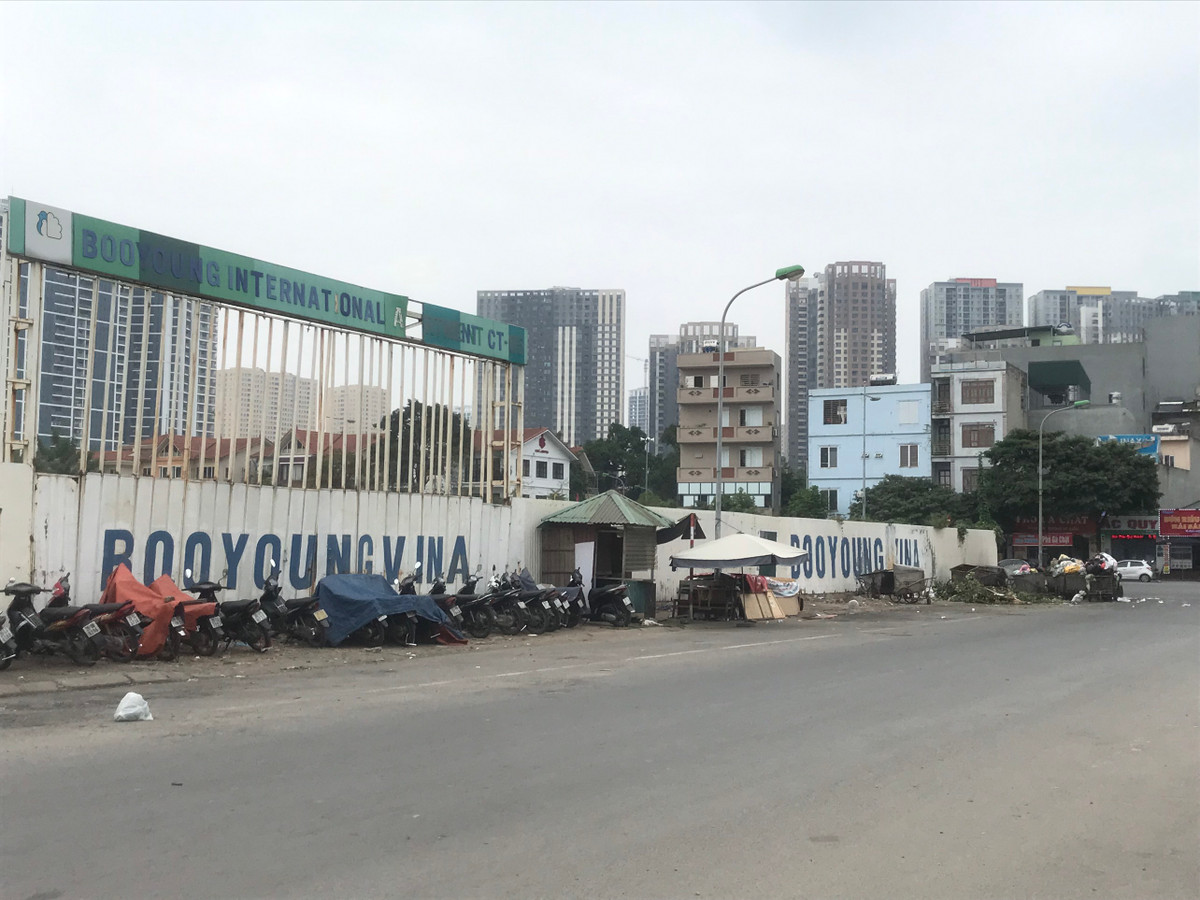 Bên ngoài dự án được tận dụng làm chỗ để xe.