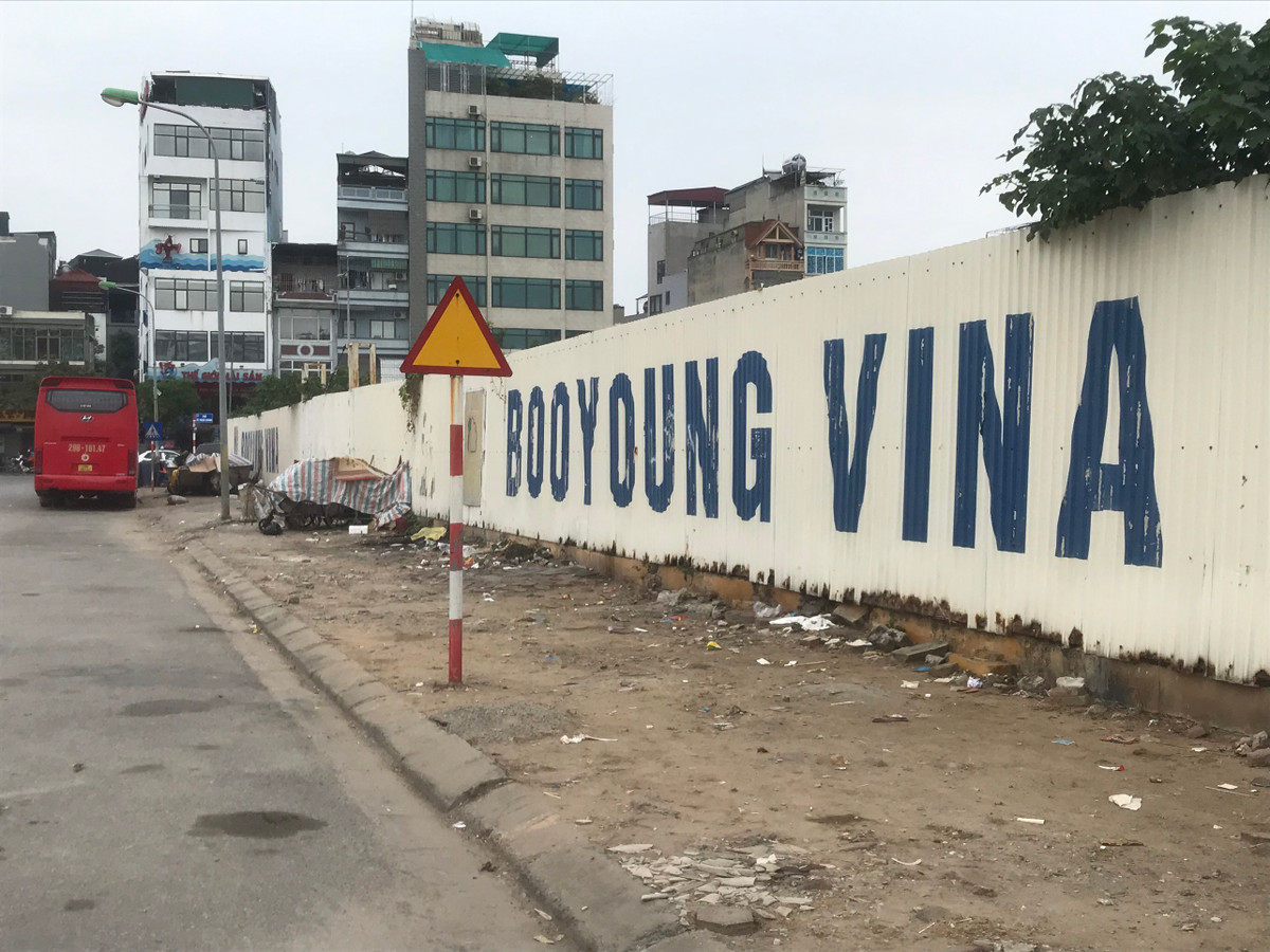 Dự án được chủ đầu tư xin điều chỉnh, và được chính quyền Hà Nội điều chỉnh quy hoạch nhiều lần, nhiều lần thay đổi tiến độ nhưng vẫn lỡ hẹn.