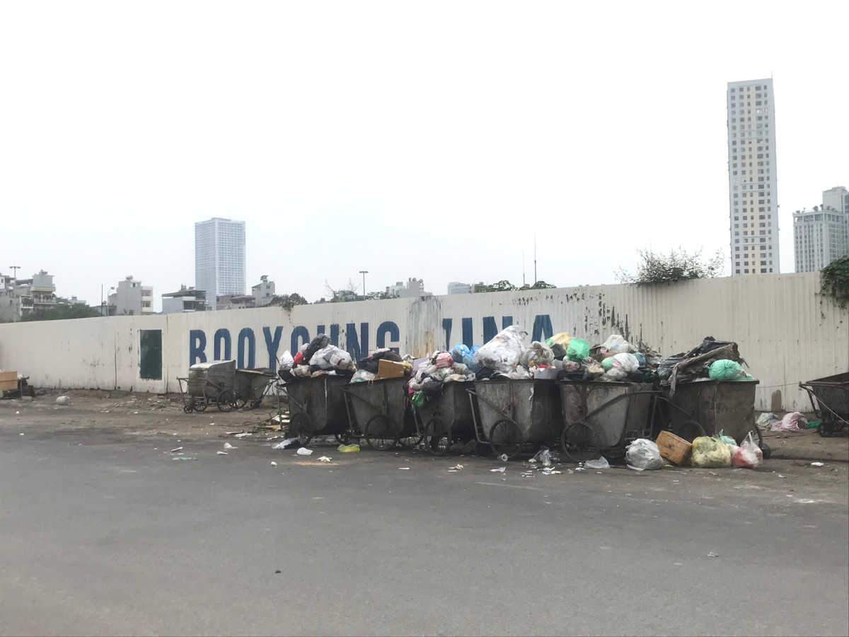 Cảnh những xe rác tập kết ngay phía ngoài dự án gây mất mệ sinh, nhếch nhác.