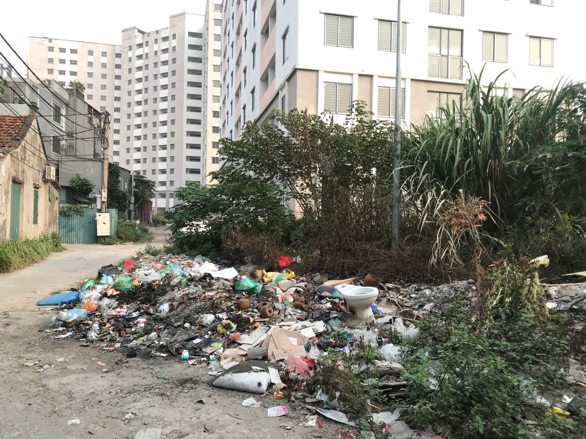 Nhếch nhác rác thải, vật liệu xây dựng đổ ngay sát khu tái định cư Trần Phú.