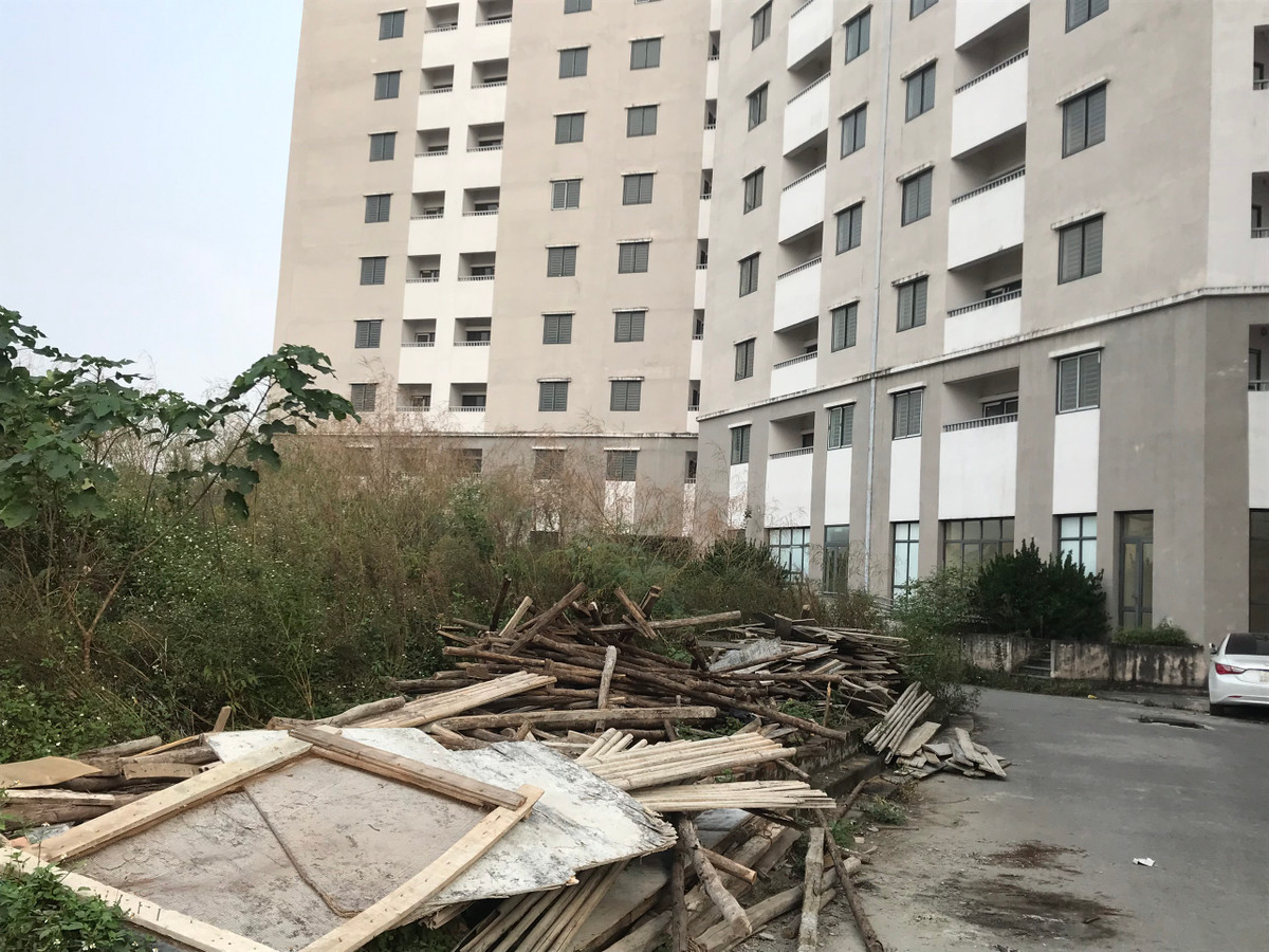 Vật liệu xây dựng để ngổn ngang trong khuôn viên khu tái định cư.
