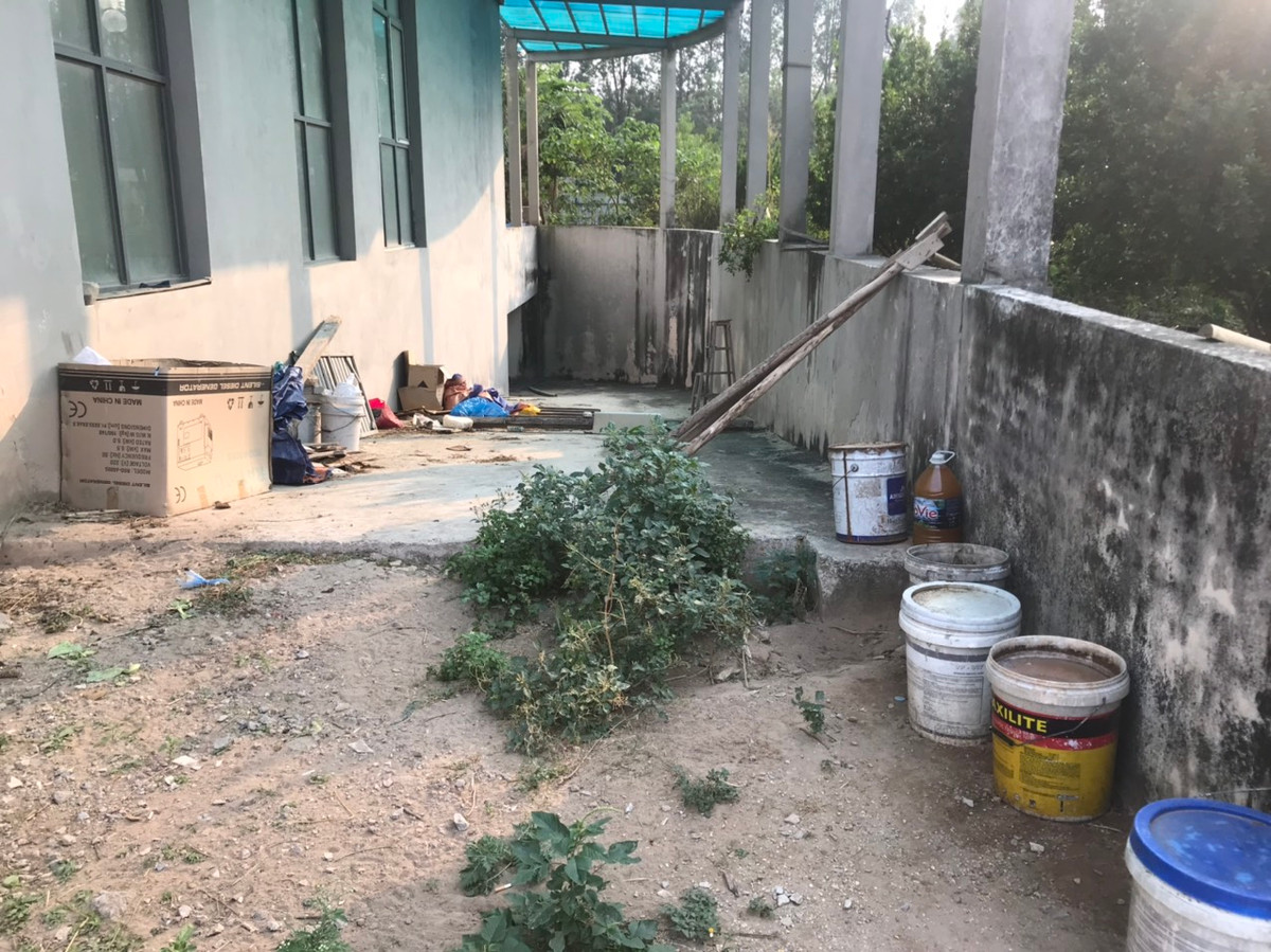 Lối xuống hầm vật dụng vứt bừa bãi.