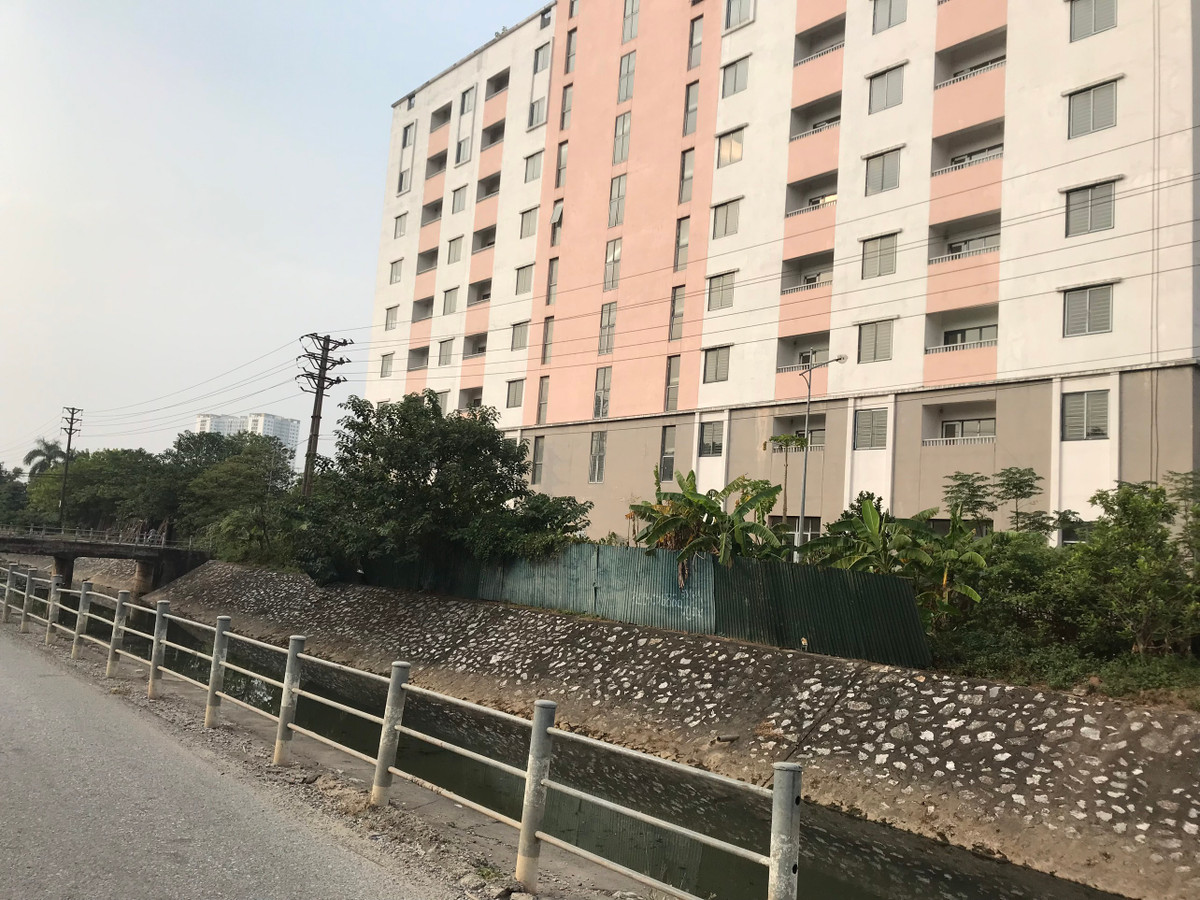 Ngay sát khu tái định cư Trần Phú là con sông bốc mùi hôi thối.