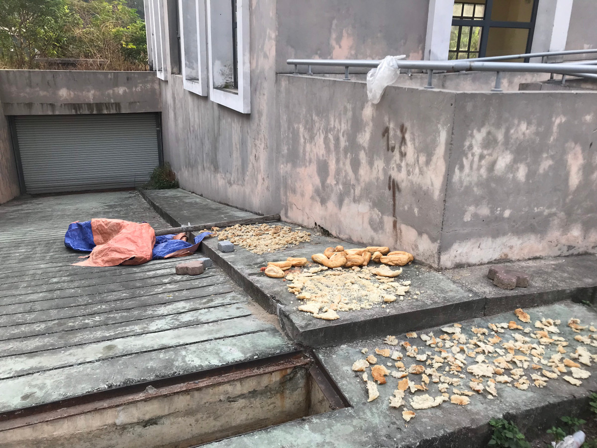 Người dân tận dụng phơi cơm ngay lối xuống hầm.