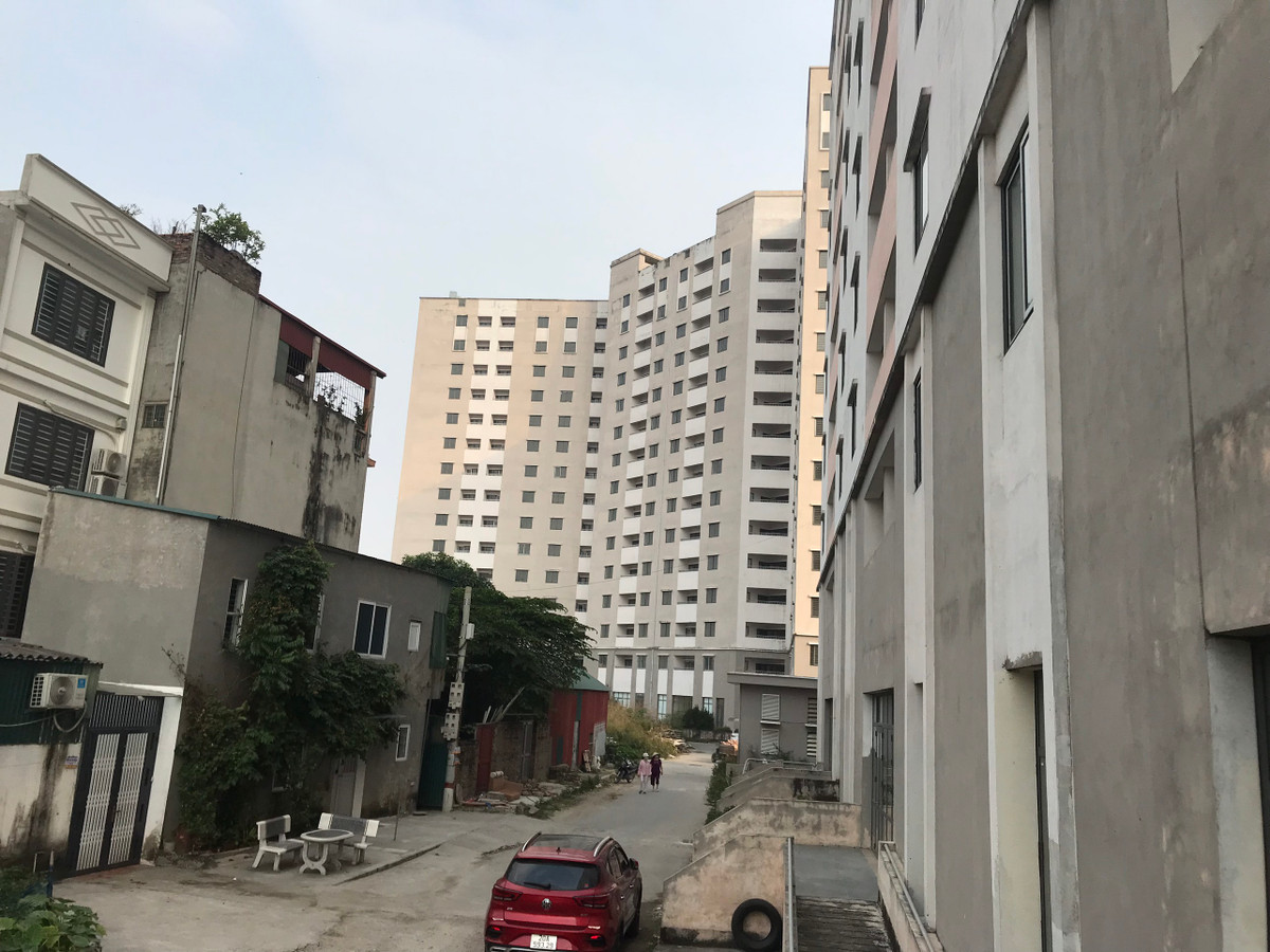 Từ năm 2018, khu tái định cư đã được đầu tư 02 tòa nhà chung cư cao 9 và 15 tầng với hàng trăm căn hộ được xây dựng đã cơ bản hoàn thiện, nhưng đến nay vẫn bỏ hoang, lãng phí.