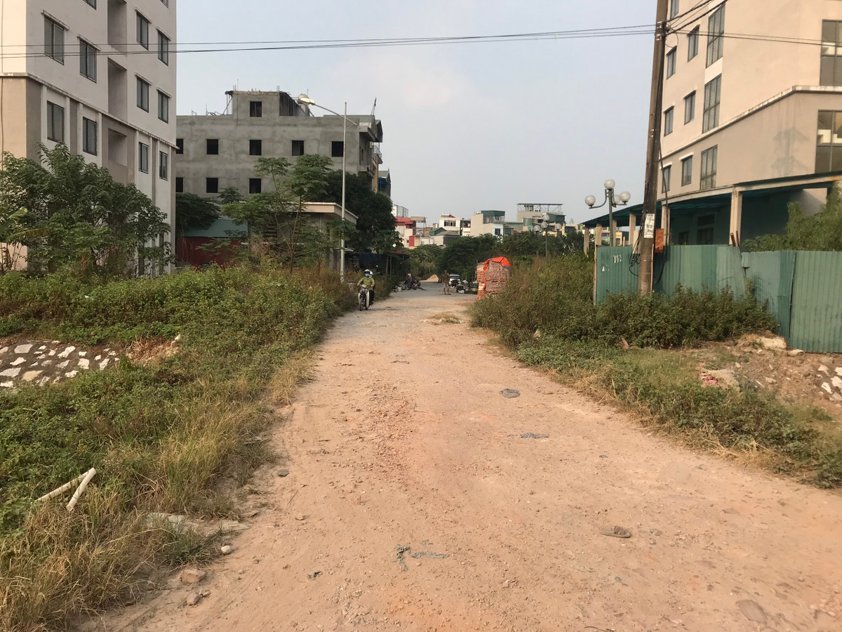 Đường vào khu tái định cư Trần Phú vẫn là đường đất, bụi mù.