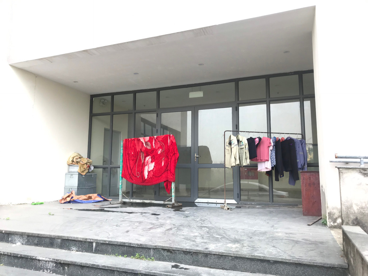 Người dân lao động xung quanh tận dụng làm nơi sinh hoạt, phơi quần, áo.