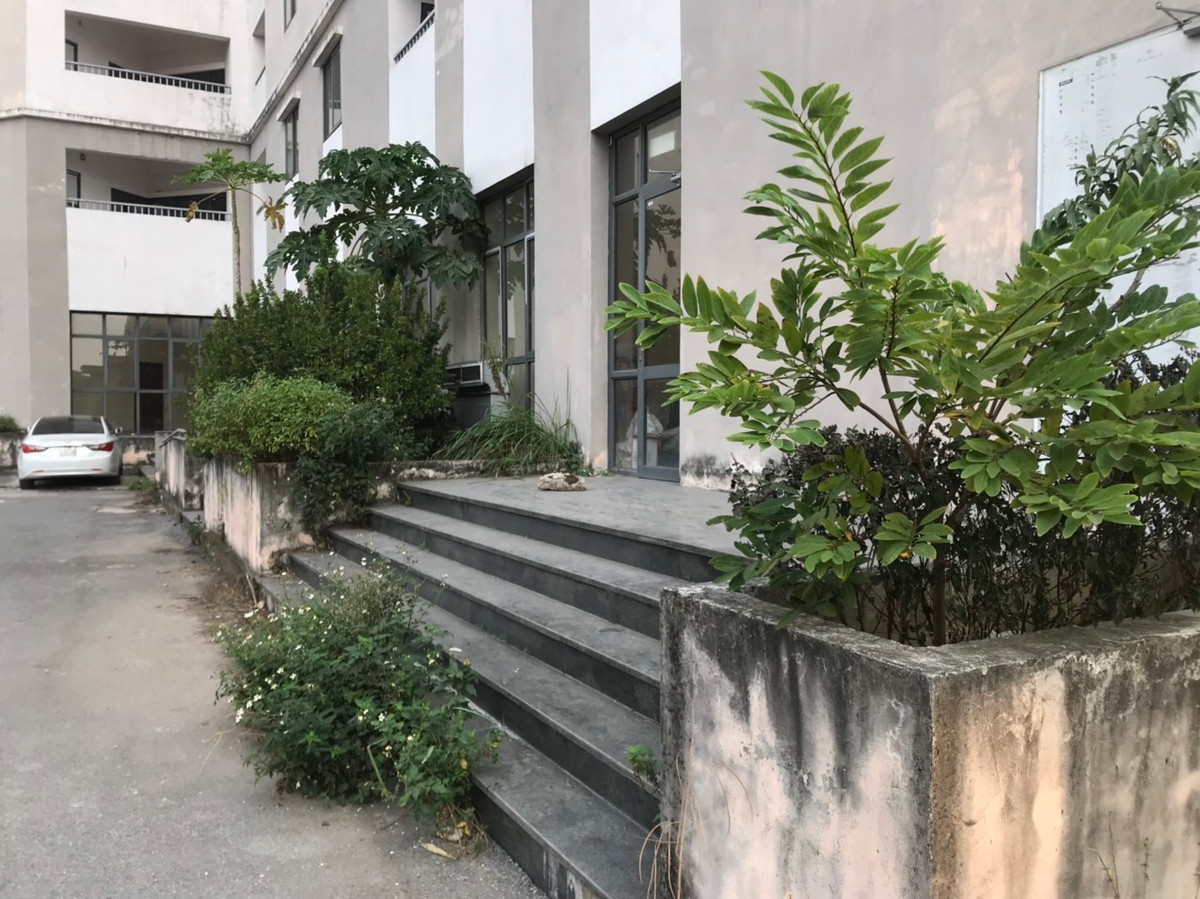 Công trình không được dọn dẹp vệ sinh, ẩm mốc.