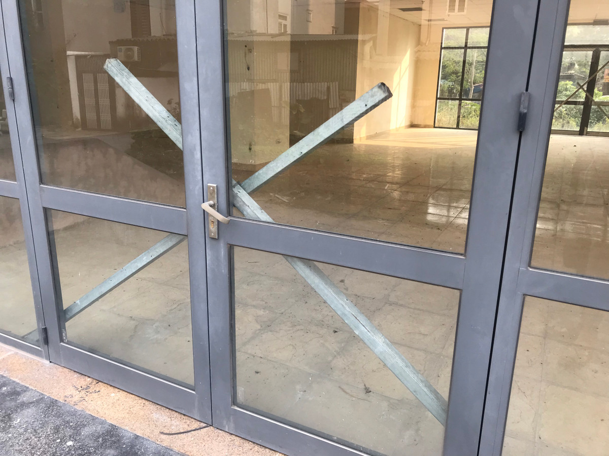 Các cánh cửa được khóa trái.