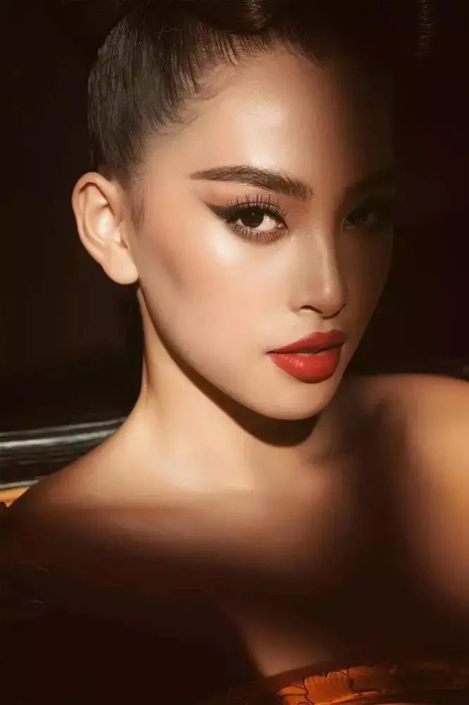 Chung khung hinh, MC Thanh Huyen 