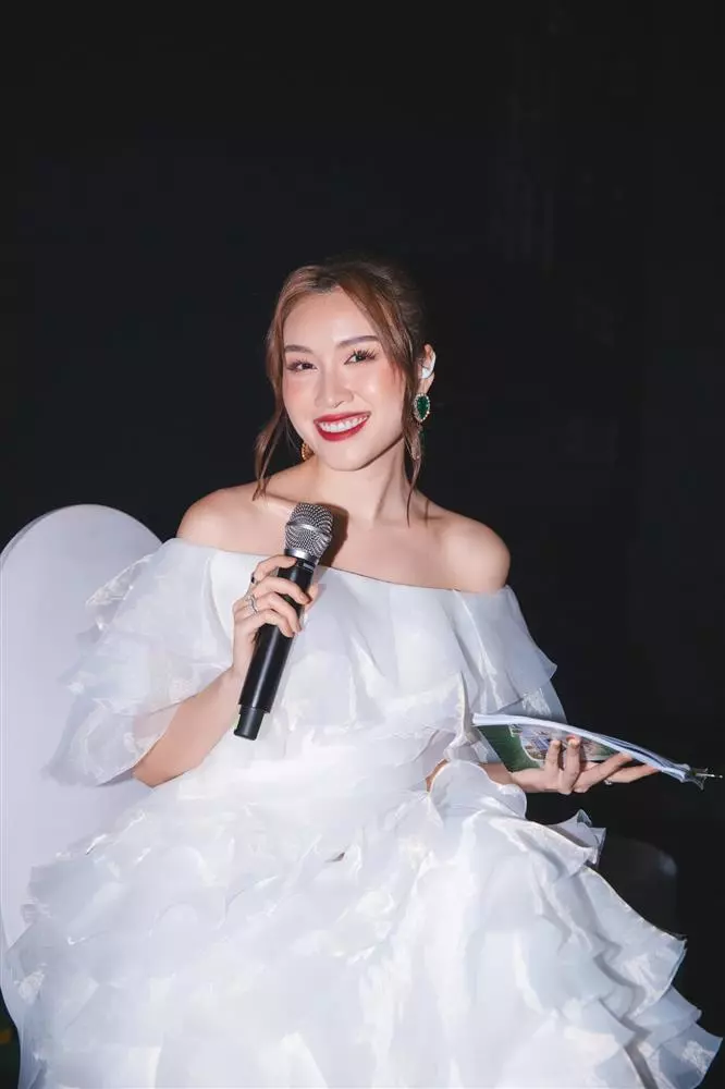 Chung khung hinh, MC Thanh Huyen 