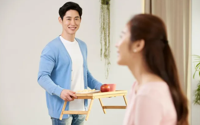 2 phu nu mang tien va banh toi cam on chong, toi xau ho