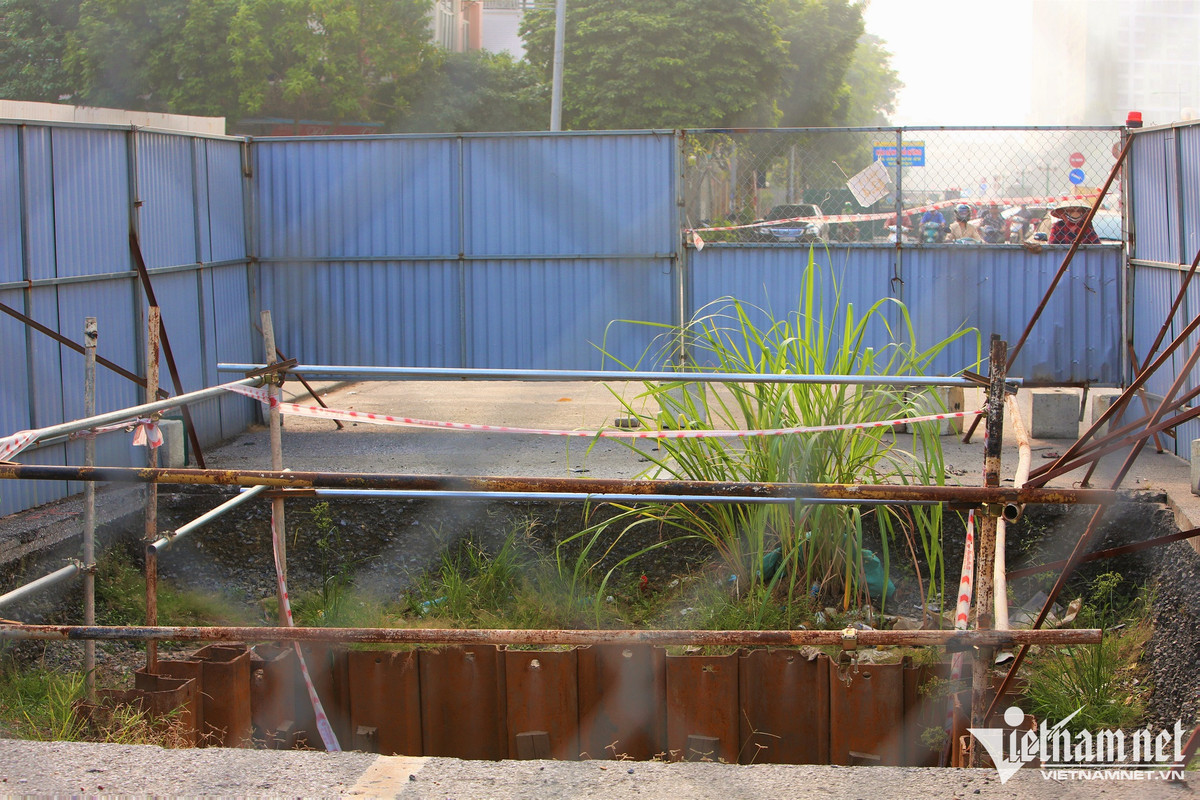 300m pho o Ha Noi bi 9 lo cot 