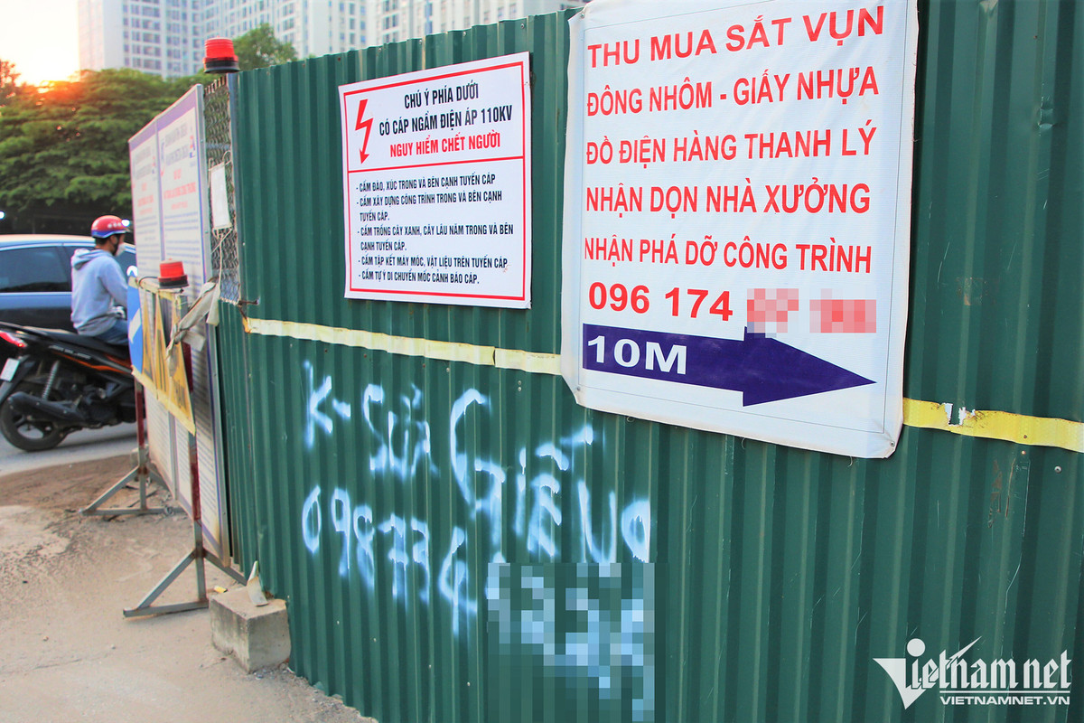 300m pho o Ha Noi bi 9 lo cot 