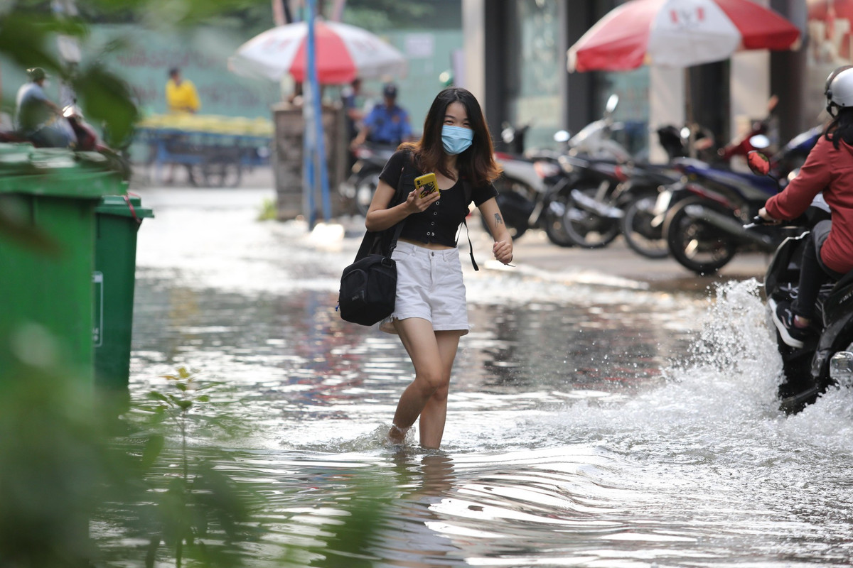 Người dân bì bõm lội nước về nhà.