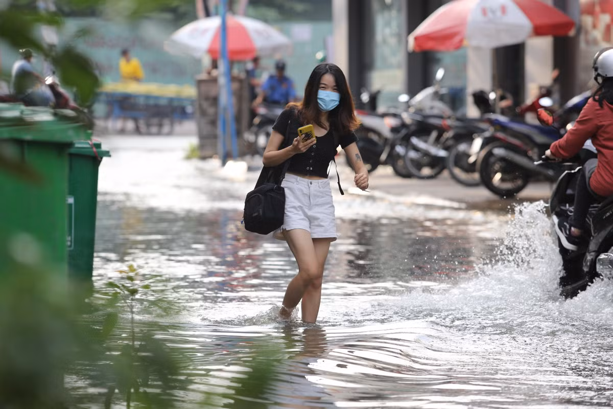 Người dân bì bõm lội nước về nhà.