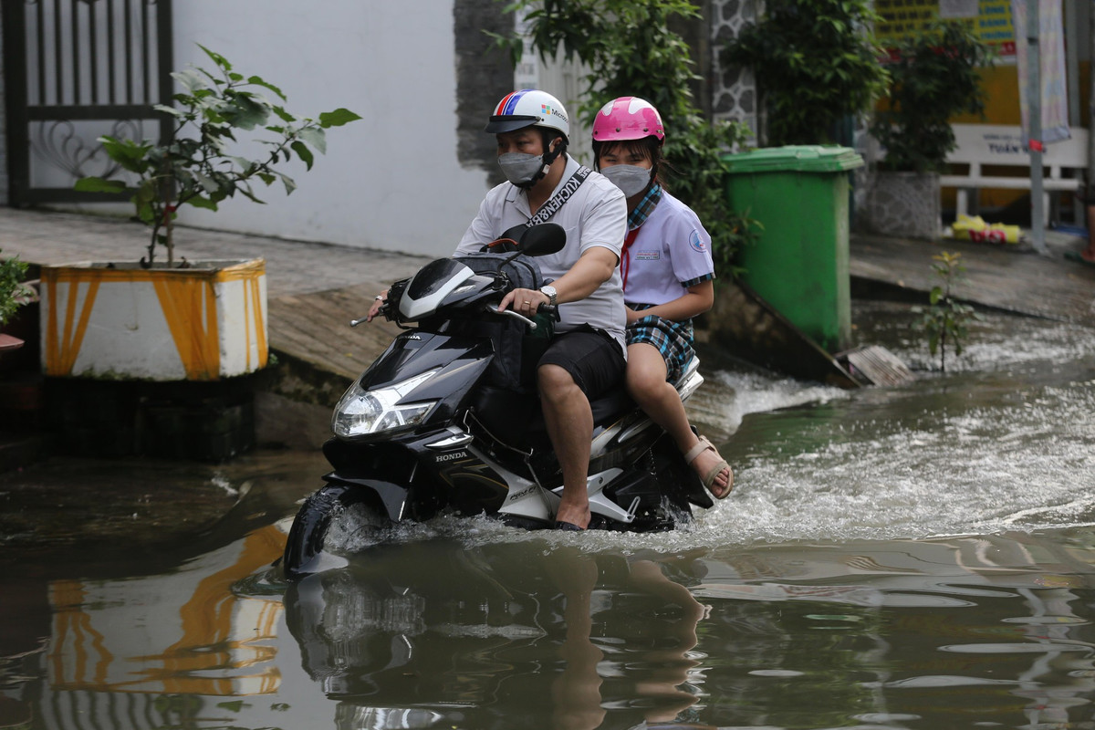 Học sinh đi học, phụ huynh đi làm đều rất bất tiện.