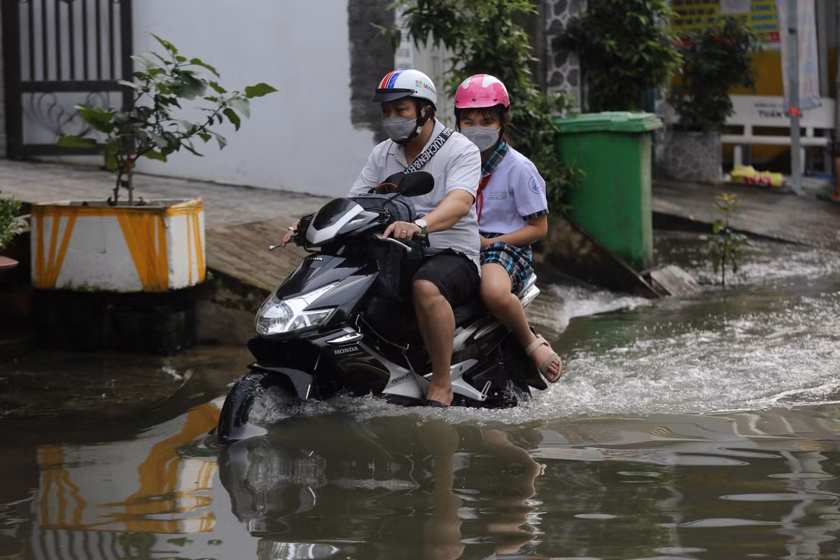 Học sinh đi học, phụ huynh đi làm đều rất bất tiện.